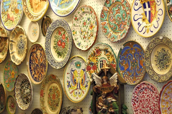 Talerze porcelanowe na sprzedaż — Zdjęcie stockowe