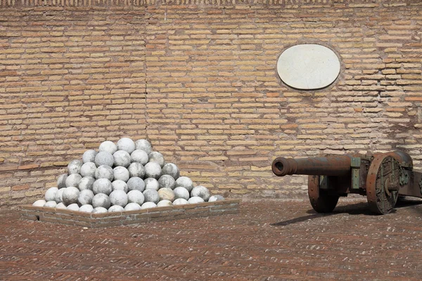 Гармати і кам'яні кульки — стокове фото