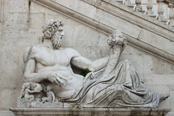 Statue sur la place Campidoglio, Rome — Photo