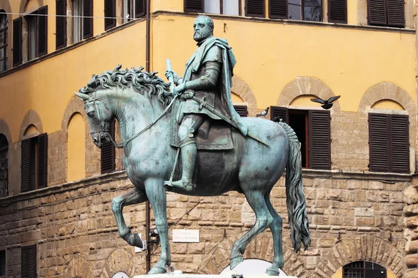 Equestrian statue of Cosimo I in Florence — Stock Photo, Image