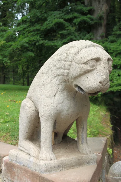 Sochařské smutný lva — Stock fotografie