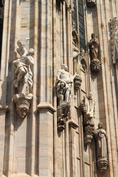A milánói katedrális szobrok — Stock Fotó