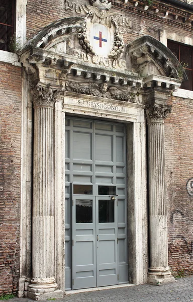 A középkori templom bejárati ajtó — Stock Fotó