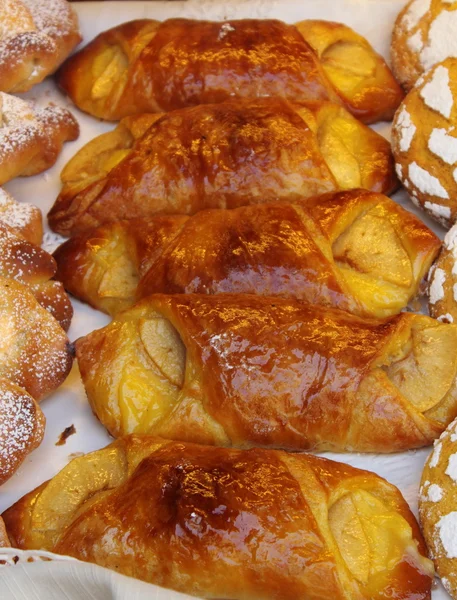 Croissanter med äpple — Stockfoto
