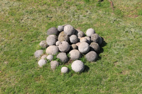 Bolas de canhão de pedra branca — Fotografia de Stock