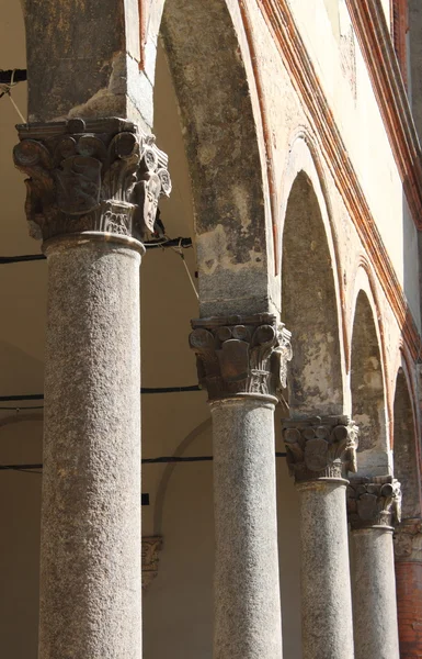 Colunas em fila dentro de uma igreja — Fotografia de Stock