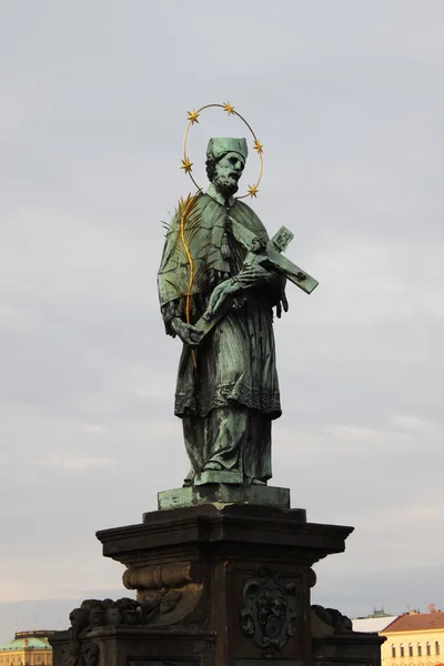 프라하에서 네 포 무 크의 세인트 존의 동상 — 스톡 사진
