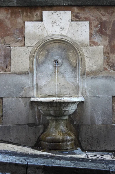 Fontaine ancienne à Rome — Photo