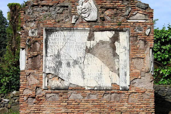 Antike lateinische Inschrift — Stockfoto