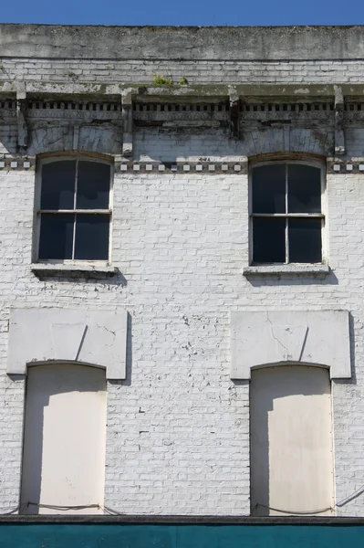 Facade of a crumbling building — Stock Photo, Image
