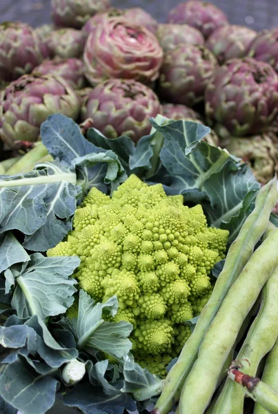 Yeşil karnabahar ve diğer sebzeler — Stok fotoğraf