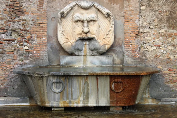文艺复兴时期的大理石喷泉 — 图库照片