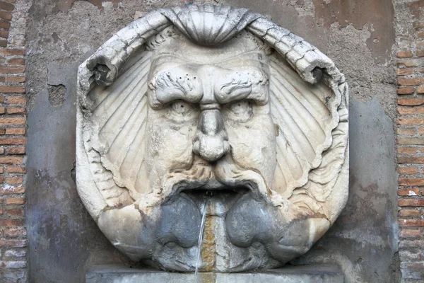 Мраморный фонтан эпохи Возрождения — стоковое фото
