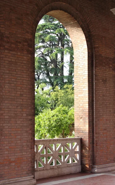 Balkong över trädgården — Stockfoto