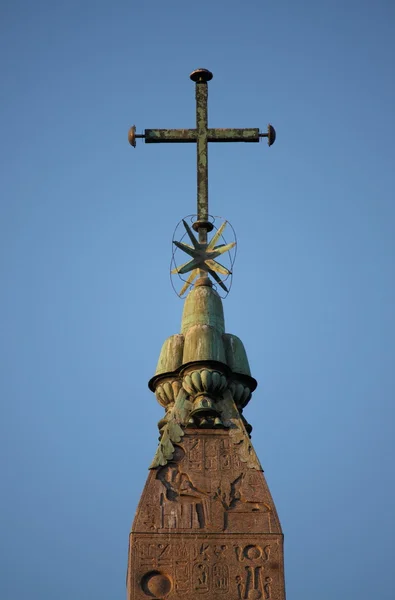 Крест поверх обелиска — стоковое фото