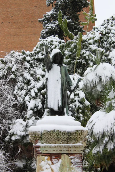 Statue of Cola di Rienzo under snow — Stock Photo, Image