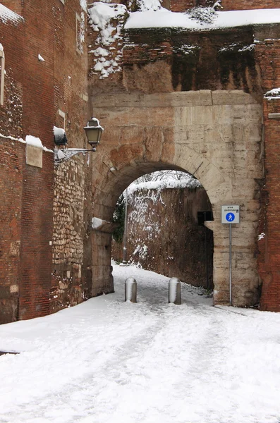 Μεσαιωνική γωνιά της Ρώμης κάτω από χιόνι — Φωτογραφία Αρχείου