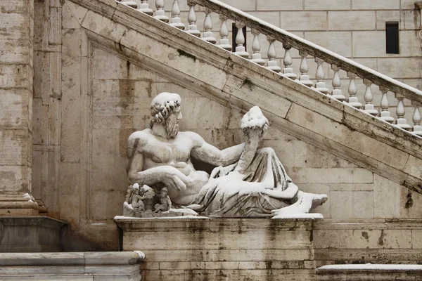 Estatuas en la plaza Campidoglio bajo la nieve — Foto de Stock