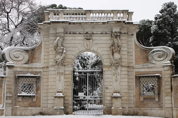 Villa Celimontana portale sotto la neve — Foto Stock