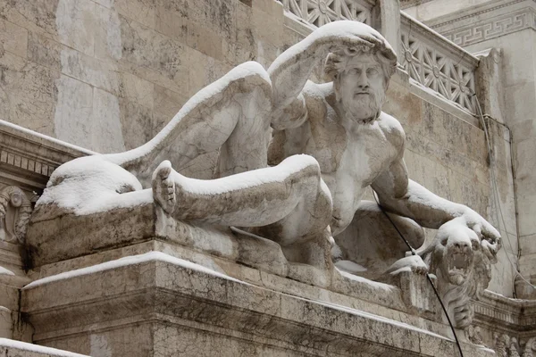 Αγάλματα στη Βενετία πλατεία της Ρώμης κάτω από χιόνι — Φωτογραφία Αρχείου