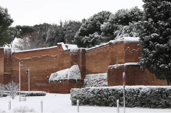 雪の下でローマの周囲の壁 — ストック写真
