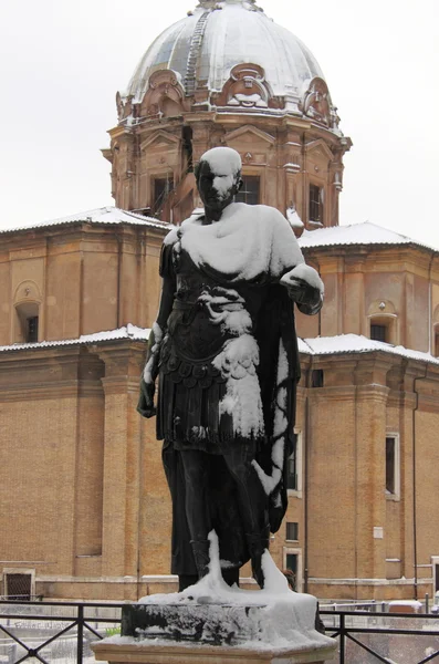 Standbeeld van keizer julius caesar onder de sneeuw — Stockfoto