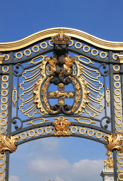 Emblem i buckingham palace — Stockfoto