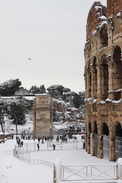 Coliseo bajo la nieve — Foto de Stock