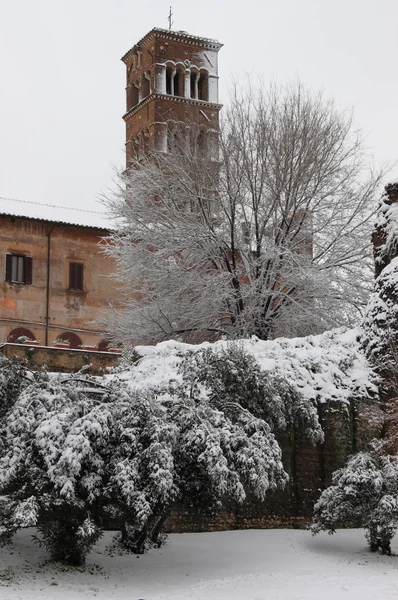積雪下の聖コスマとダミアーノ大聖堂 — ストック写真