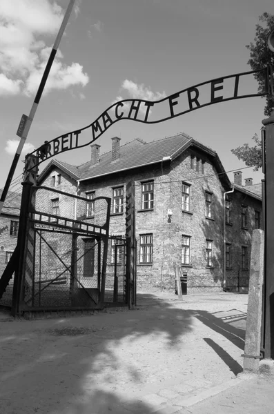 Vstupní brána do koncentračního tábora v Osvětimi — Stock fotografie