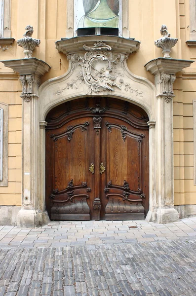 Входная дверь эпохи Возрождения — стоковое фото