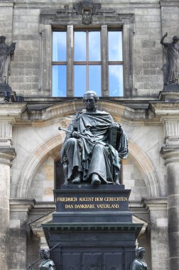 Friedrich Ağustos heykeli