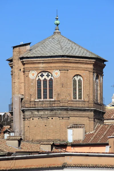 Cúpula octogonal de uma igreja romanica medieval — Fotografia de Stock