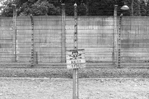 Sinal de aviso em Auschwitz — Fotografia de Stock