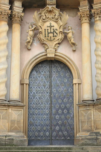 Porta de entrada de uma igreja de estilo barroco — Fotografia de Stock