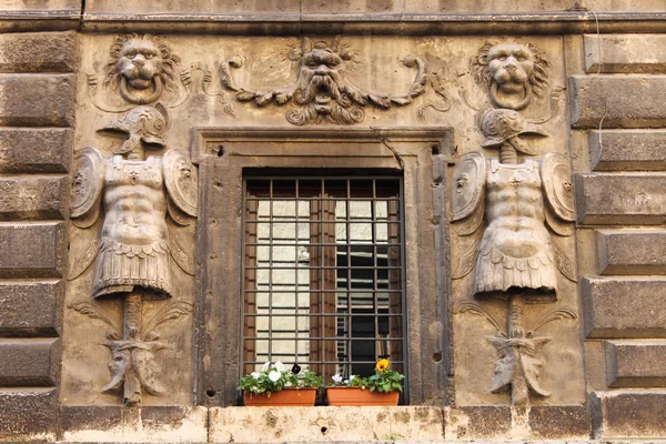 Renaissance venster met bloempotten — Stockfoto