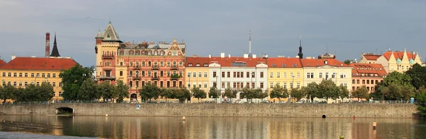 Панорамним видом вздовж річки Vtlava — стокове фото