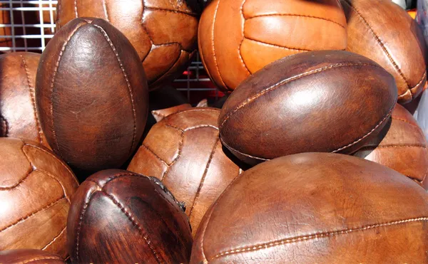 Fußball und Rugbybälle — Stockfoto
