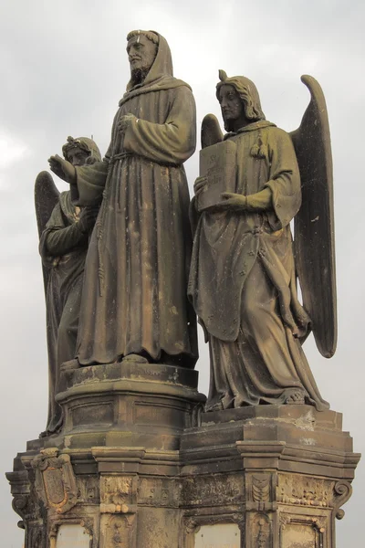Staty av St francis SERAFISK i Prag — Stockfoto