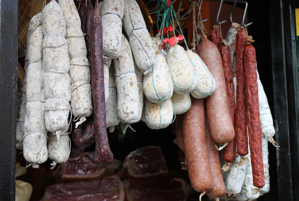 Разнообразие итальянской салями — стоковое фото
