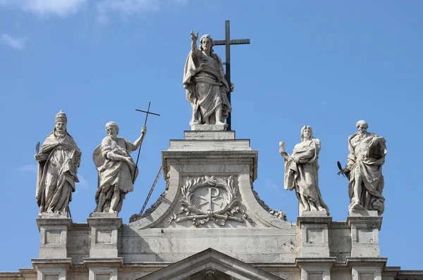 Статуи на вершине базилики Святого Иоанна Латеранского — стоковое фото
