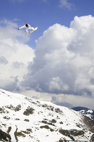 Snowboarder che salta in alto nell'aria — Foto Stock