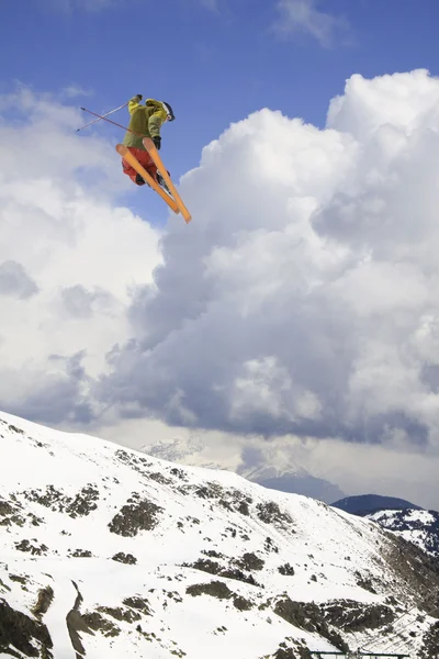 Esquiador voador em montanhas — Fotografia de Stock