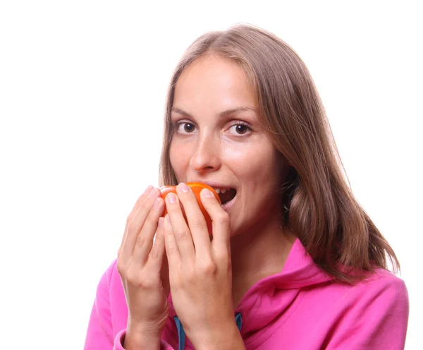 Женщина ест помидор, изолированный — стоковое фото