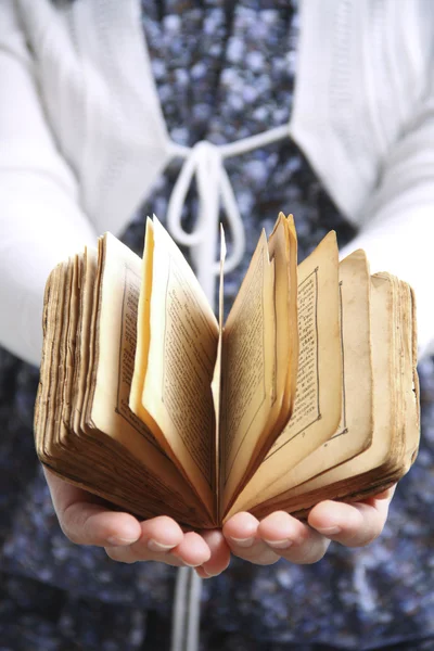 Oud boek in handen — Stockfoto