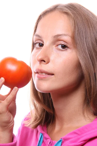 Vrouw eten een tomaat, geïsoleerd — Stockfoto