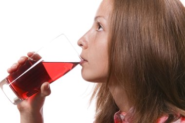 genç kadın kırmızı içecek bir bardak