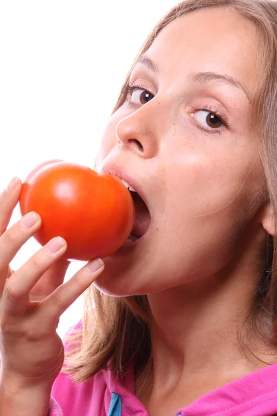 Γυναίκα τρώει μια ντομάτα, απομονωμένο — Φωτογραφία Αρχείου