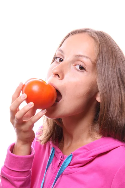 Γυναίκα τρώει μια ντομάτα, απομονωμένο — Φωτογραφία Αρχείου