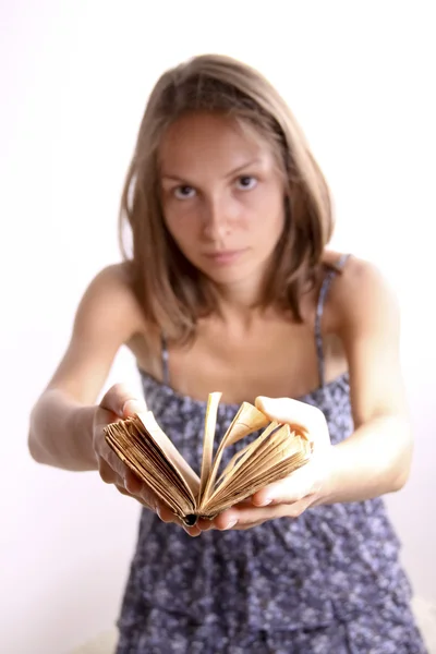 Kobieta z książką — Zdjęcie stockowe